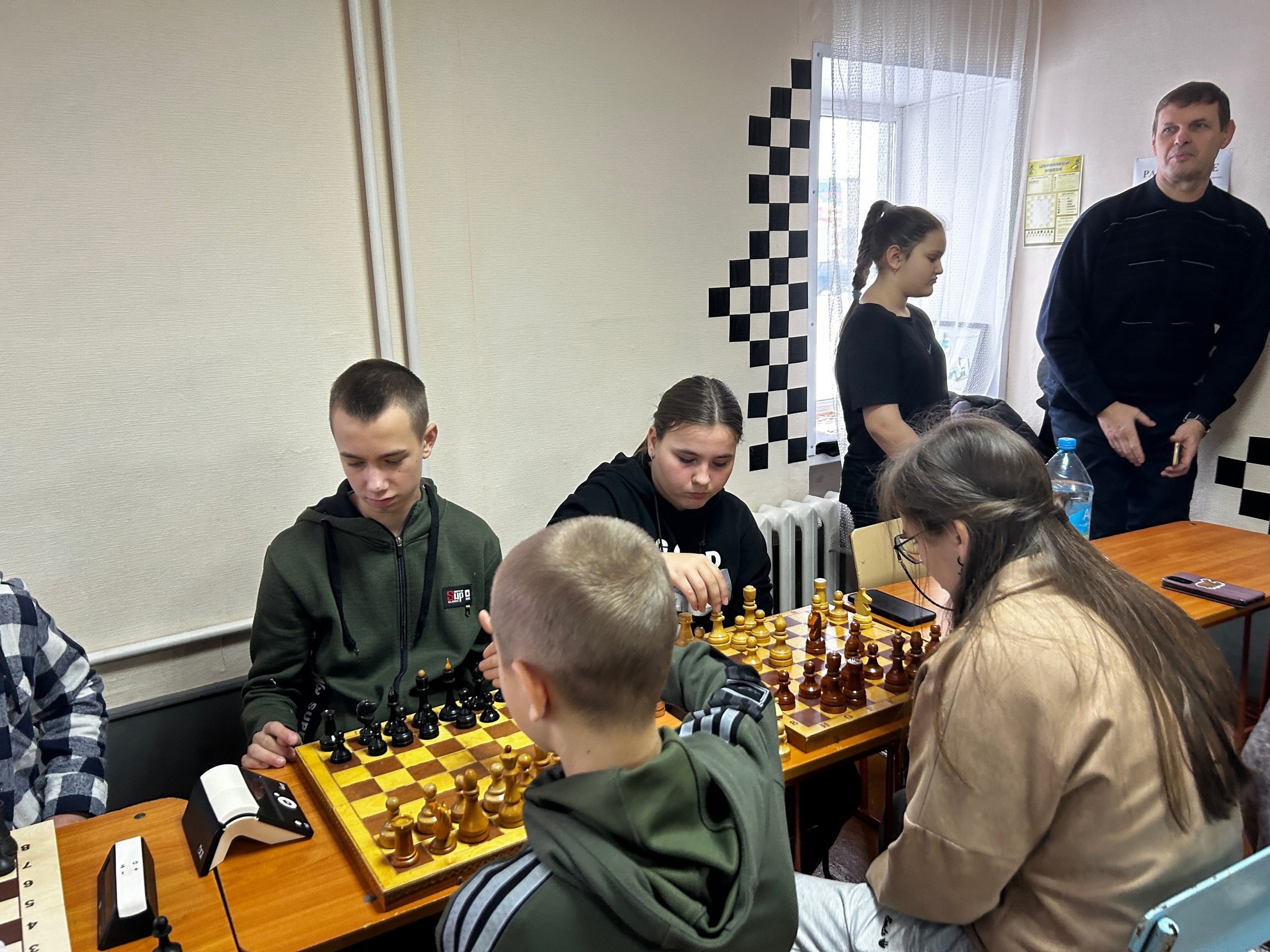 ЮНЫЕ ИСИЛЬКУЛЬЦЫ СРАЗИЛИСЬ ЗА ШАХМАТНЫМИ ДОСКАМИ.